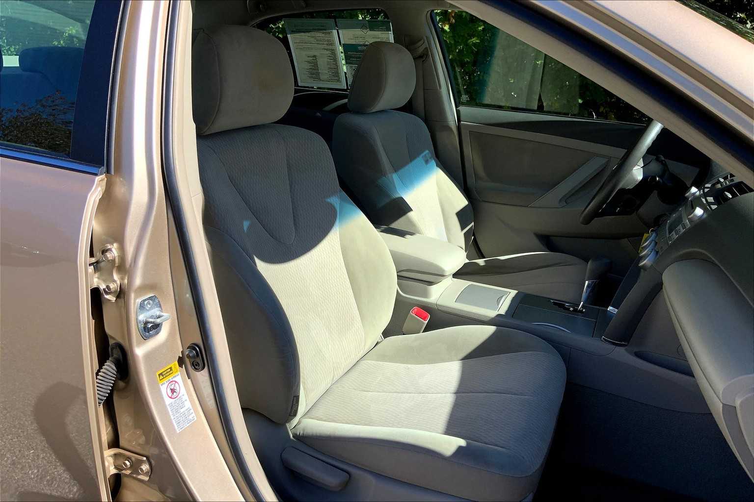 2010 Toyota Camry LE photo 7
