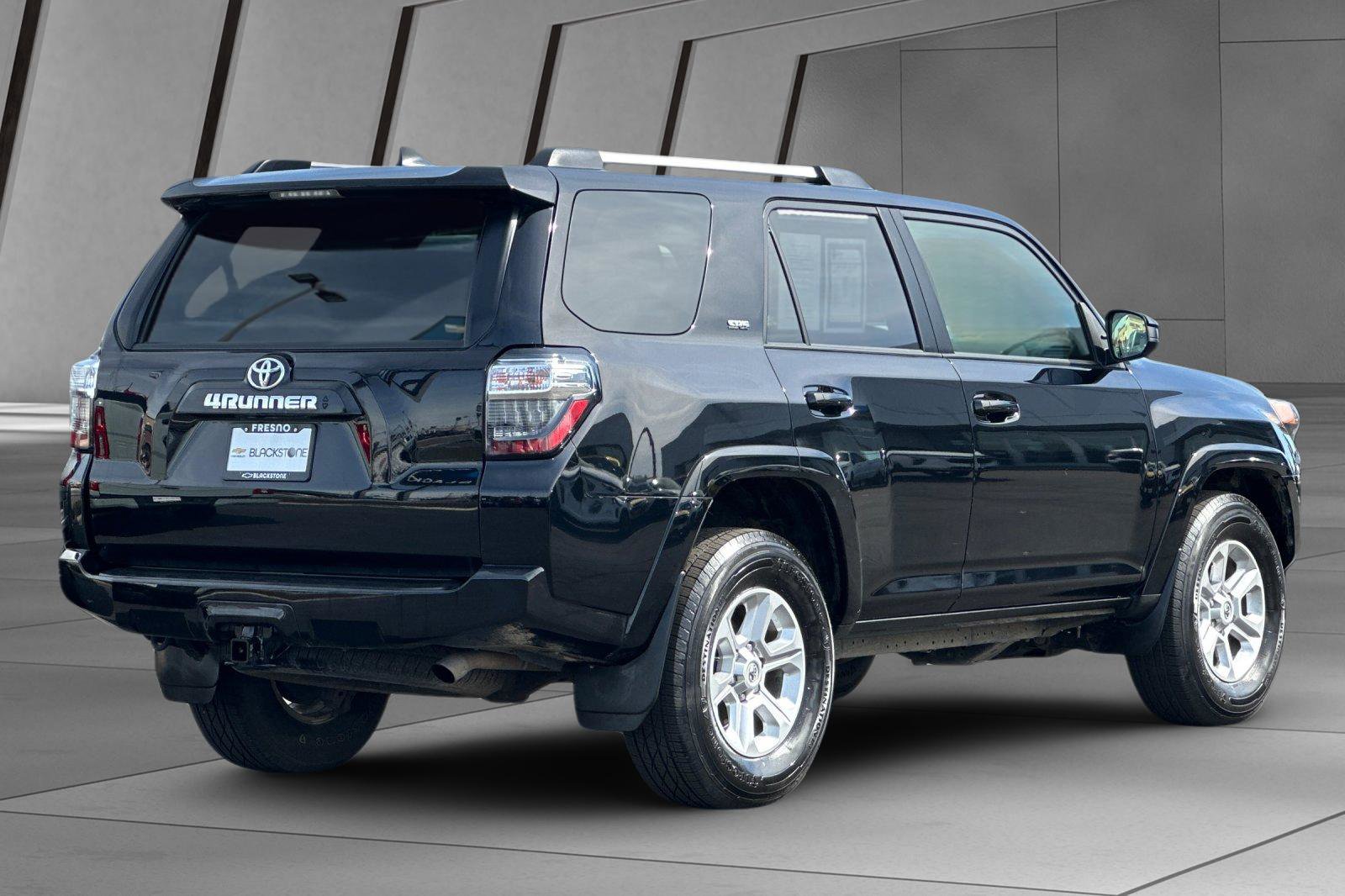2022 Toyota 4Runner SR5 photo 3
