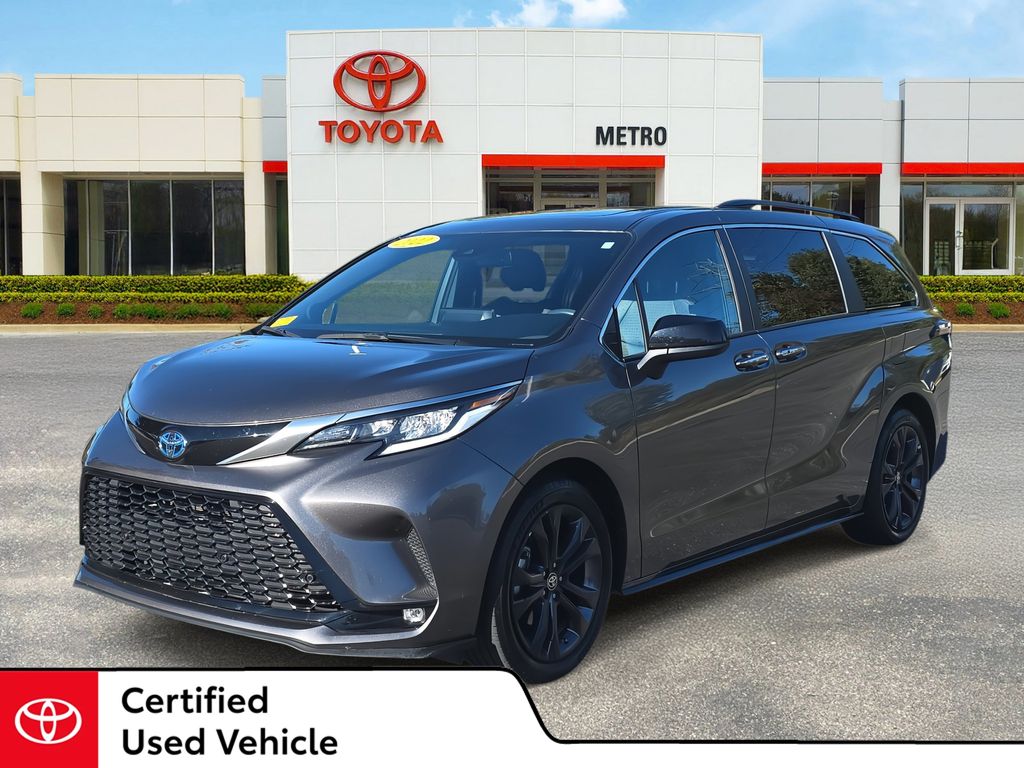 2022 Toyota Sienna XSE's photo