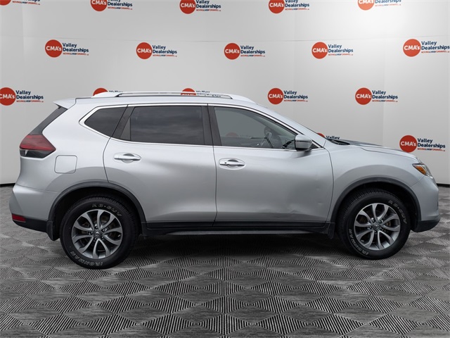 2019 Nissan Rogue SV photo 2