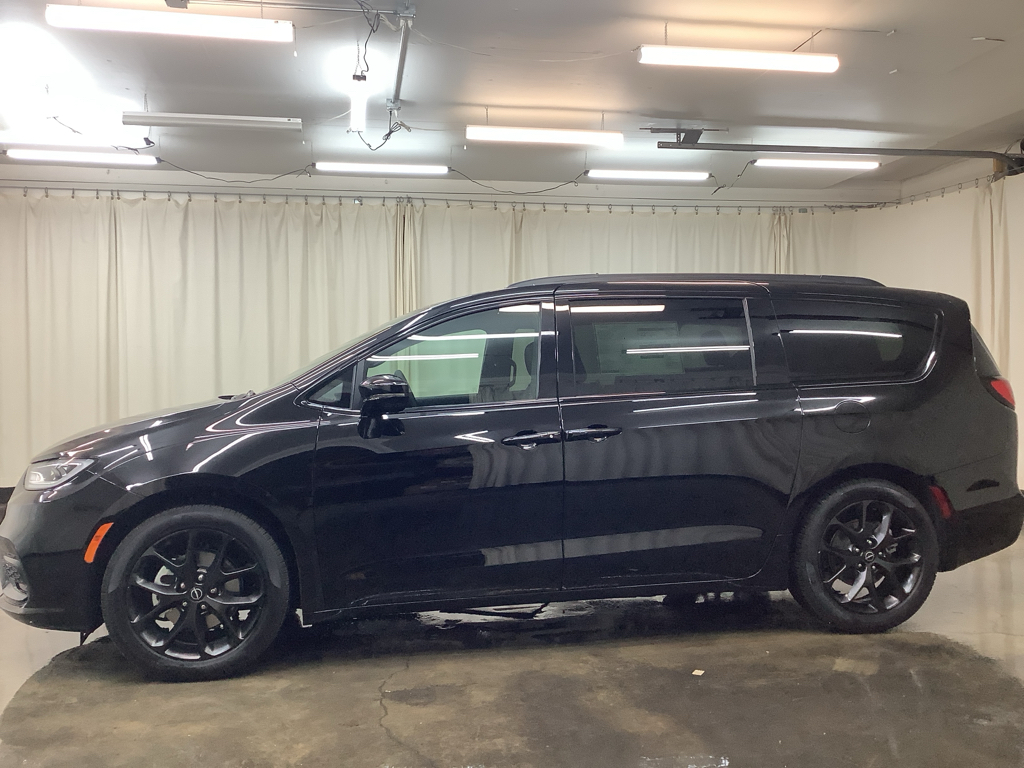 2026 Chrysler Pacifica photo 8