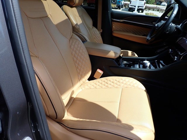 2022 Jeep Grand Cherokee Summit photo 10