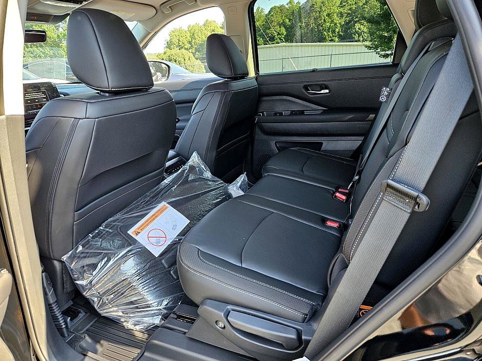 2025 Nissan Pathfinder SL photo 8