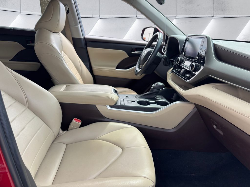2021 Toyota Highlander XLE photo 11