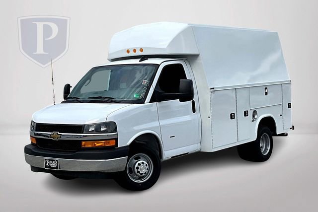 2024 Chevrolet Express Cutaway 3500 photo 2