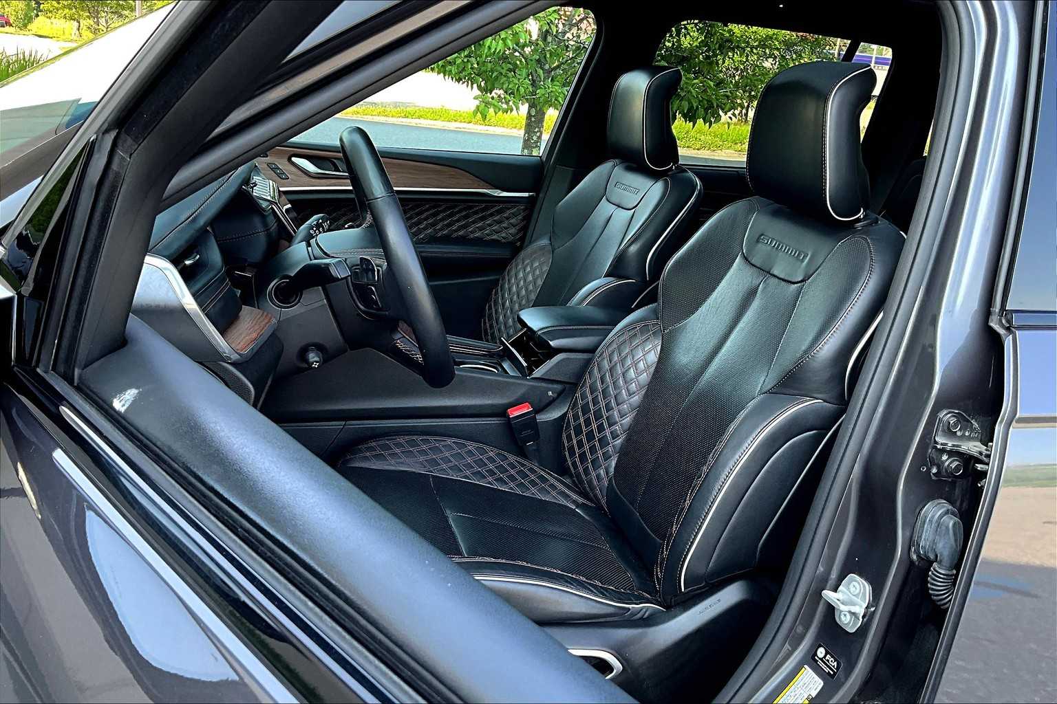 2023 Jeep Grand Cherokee Summit photo 8