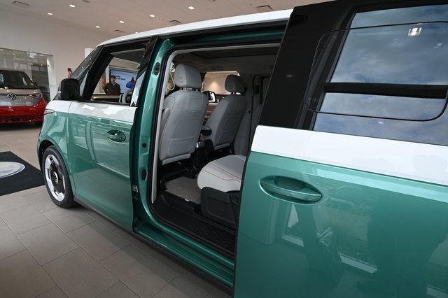 2025 Volkswagen ID. Buzz Pro Plus photo 14