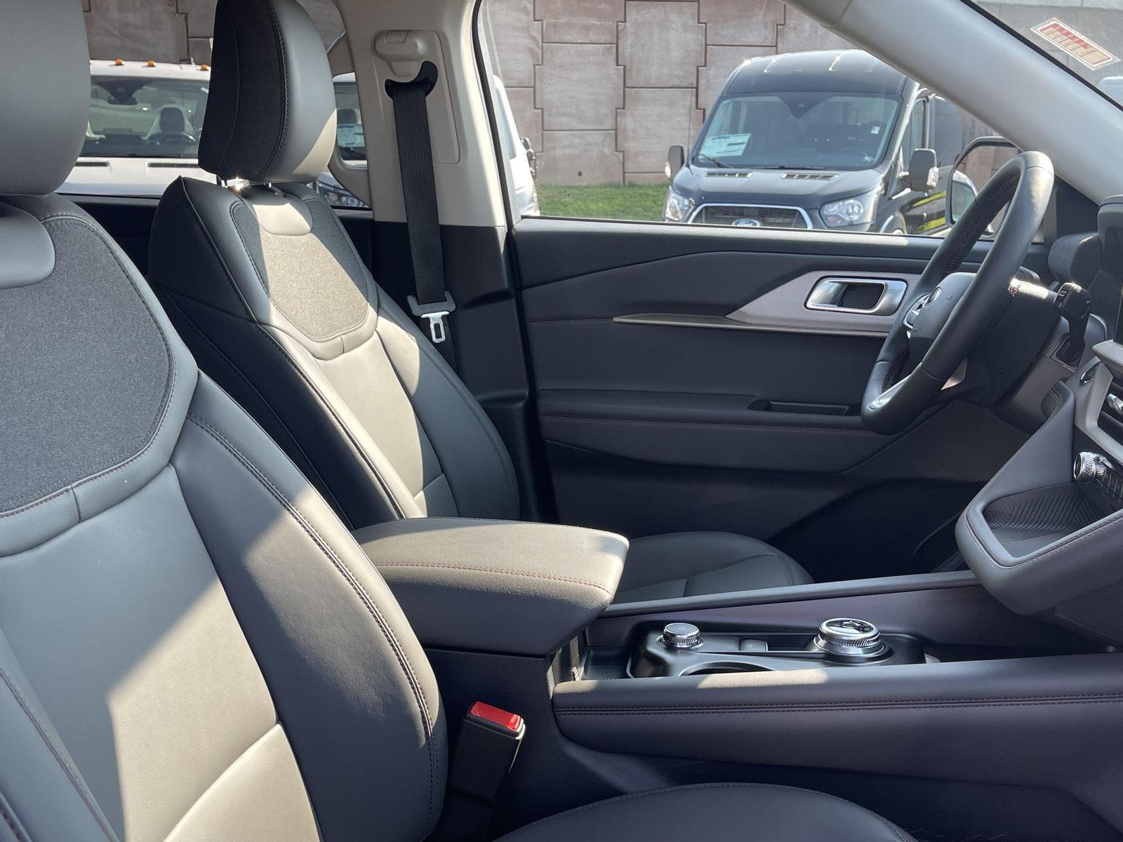 2025 Ford Explorer photo 15