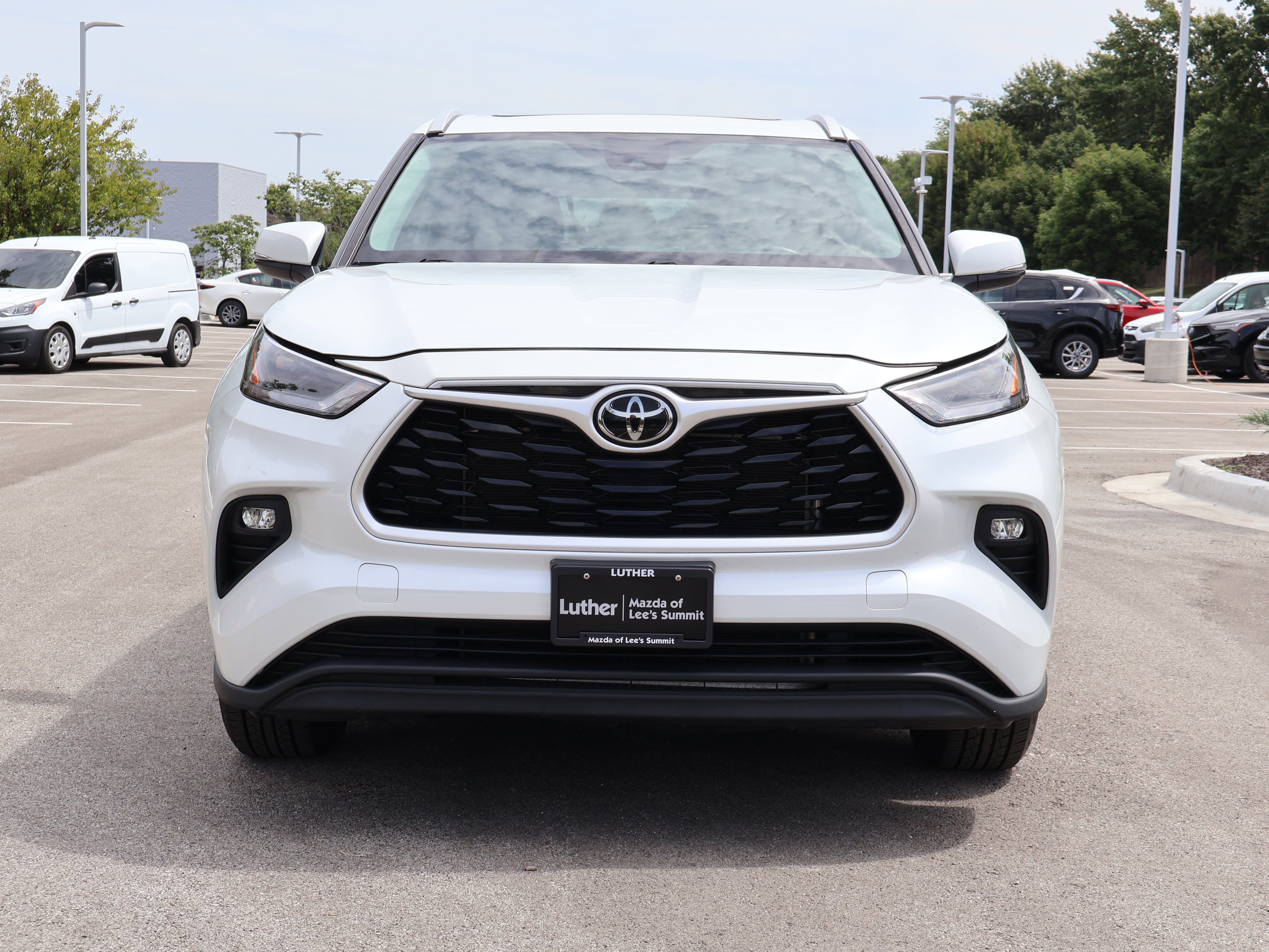 Used 2022 Toyota Highlander XLE with VIN 5TDHZRBH4NS561581 for sale in Kansas City