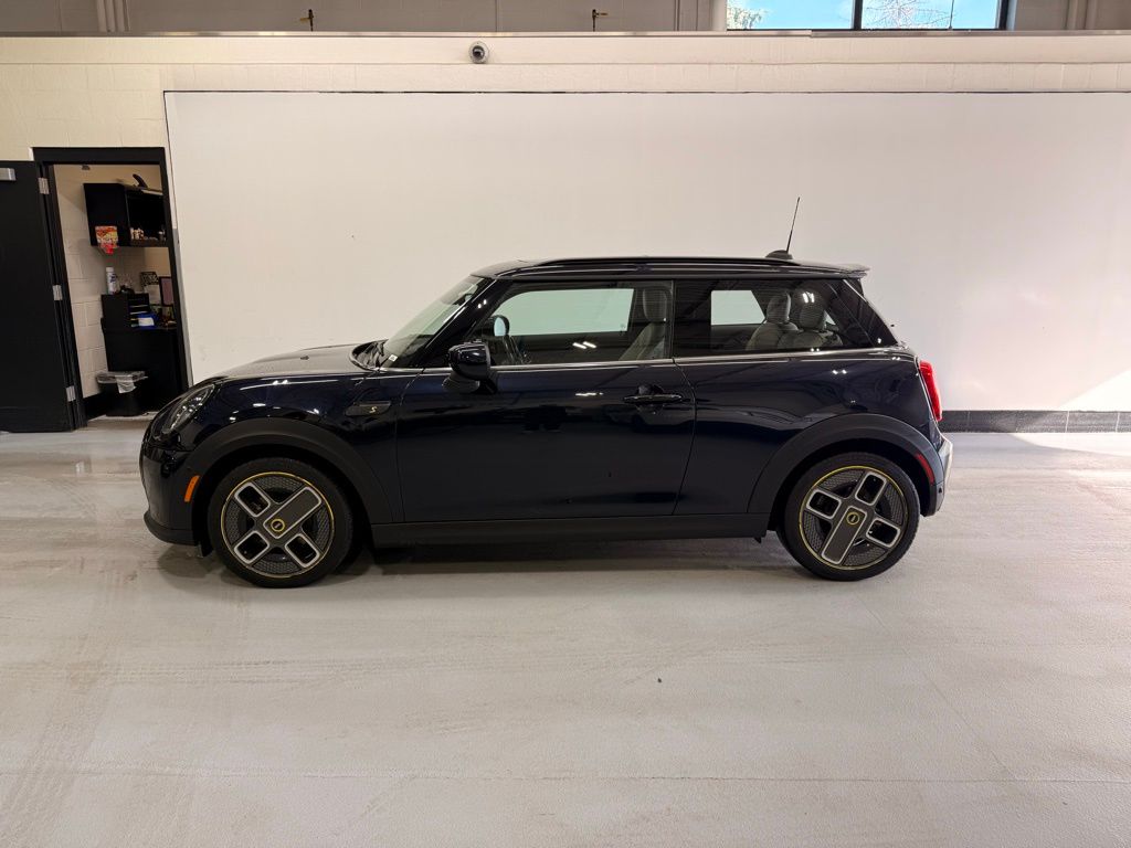 Certified 2022 MINI Hardtop 2 Door SE with VIN WMW13DJ07N2S27650 for sale in Golden Valley, MN