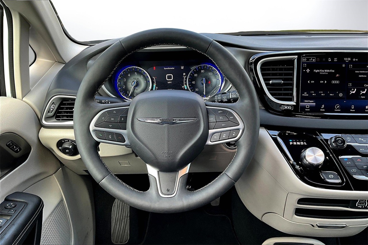 2024 Chrysler Pacifica Touring L photo 10