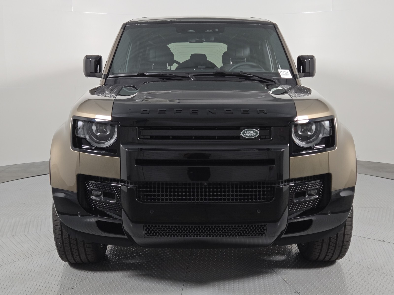 2025 Land Rover Defender 110 photo 7