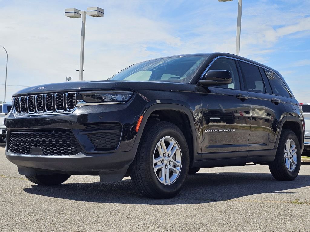 2023 Jeep Grand Cherokee Laredo photo 3
