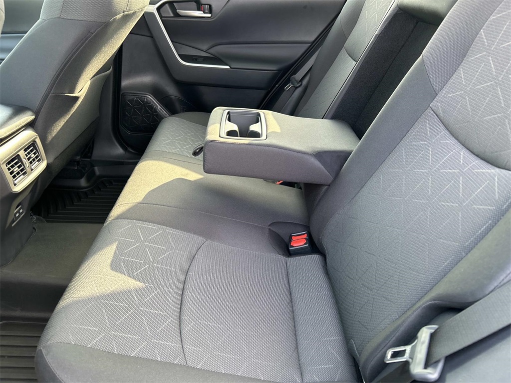 2024 Toyota RAV4 XLE photo 18