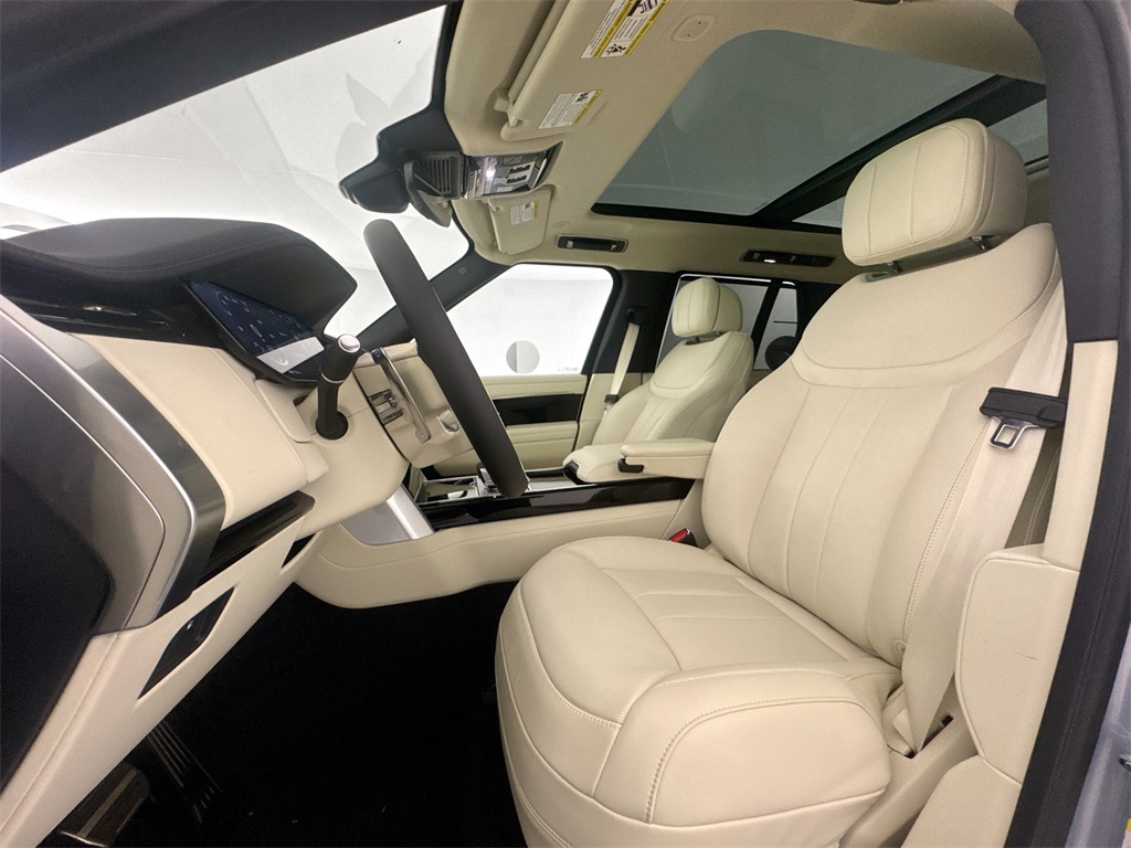 2025 Land Rover Range Rover SE photo 16
