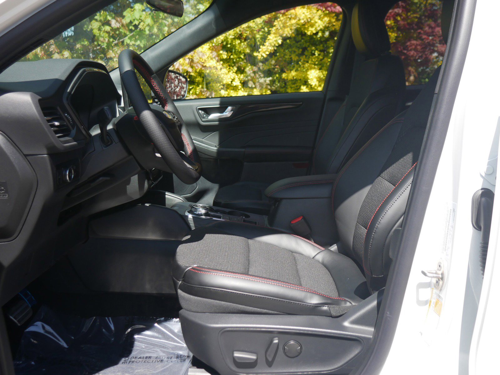 2024 Ford Escape ST-Line Select photo 3