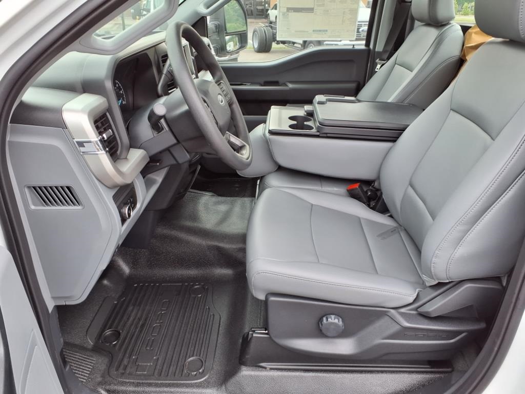 2025 Ford F-550 XL photo 4