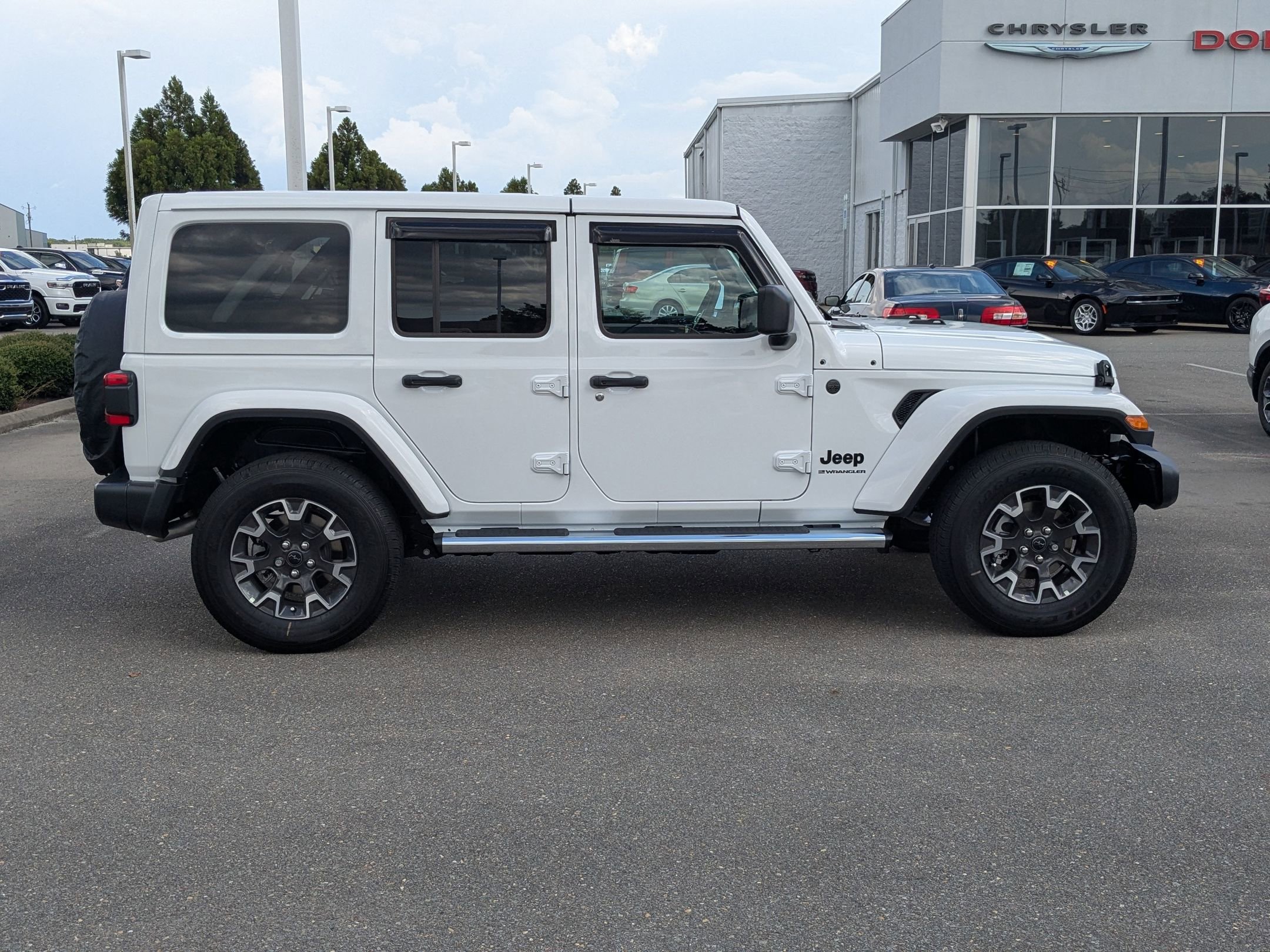 2025 Jeep Wrangler Sahara photo 4