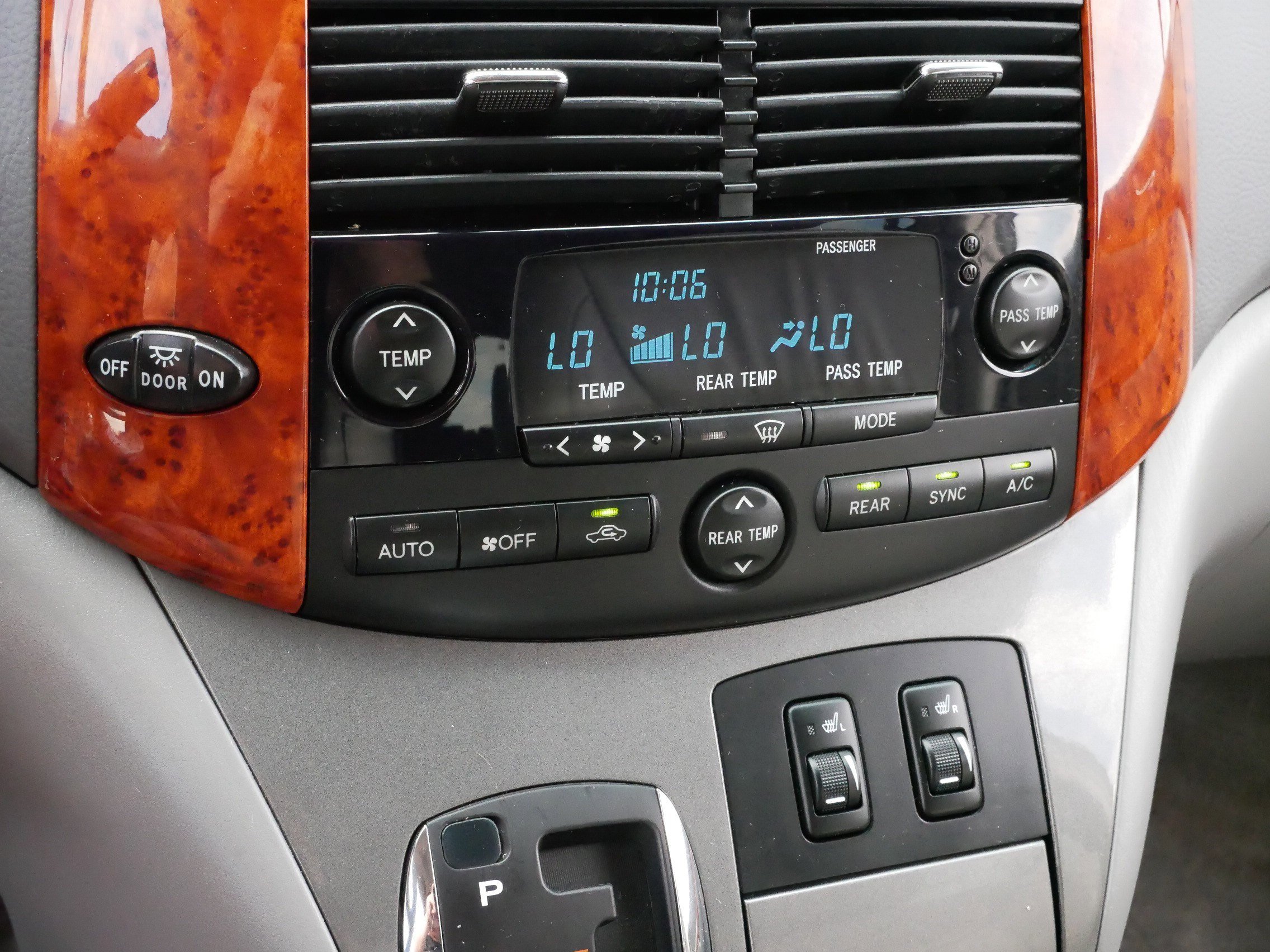 2009 Toyota Sienna XLE photo 22