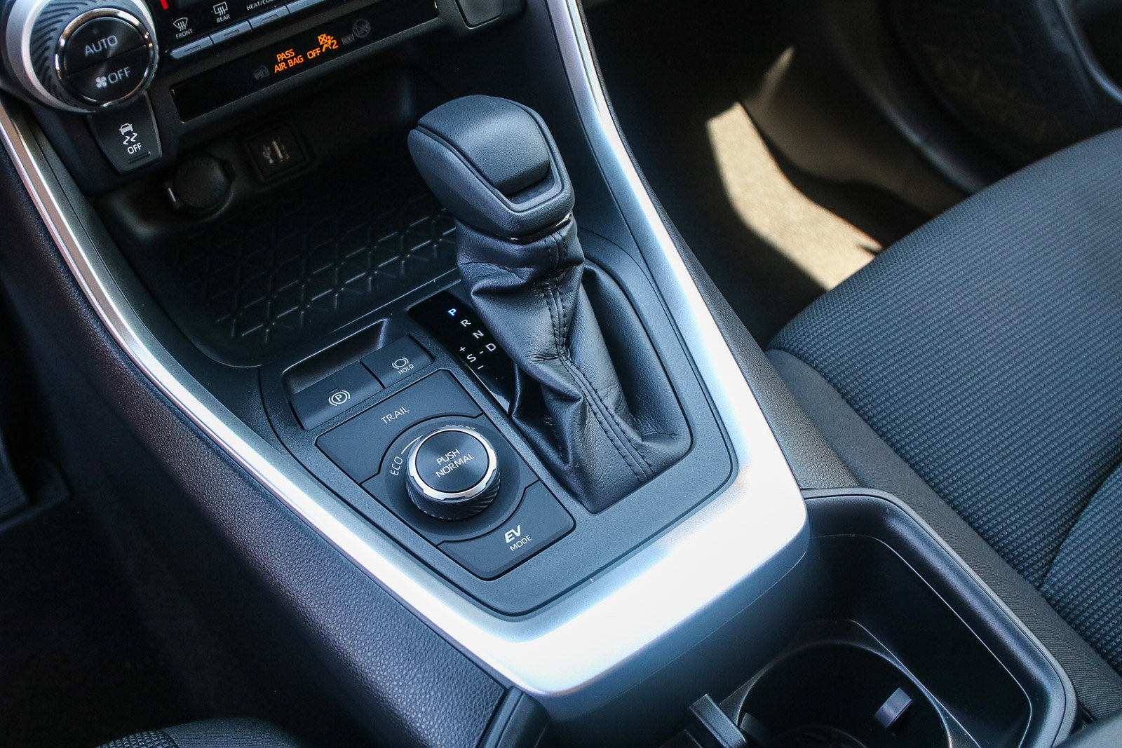 2025 Toyota RAV4 Hybrid LE photo 17