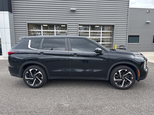 2022 Mitsubishi Outlander SE photo 2