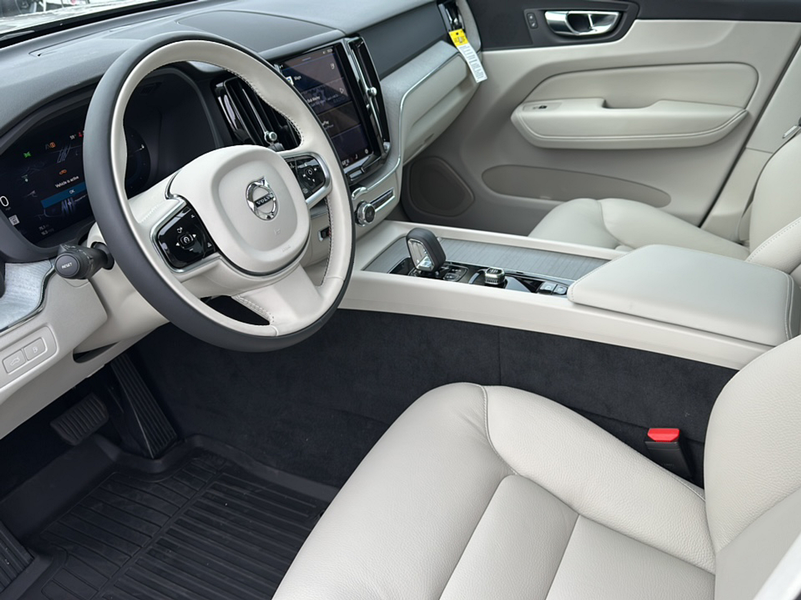 2024 Volvo XC60 Recharge Hybrid T8 Plus photo 4