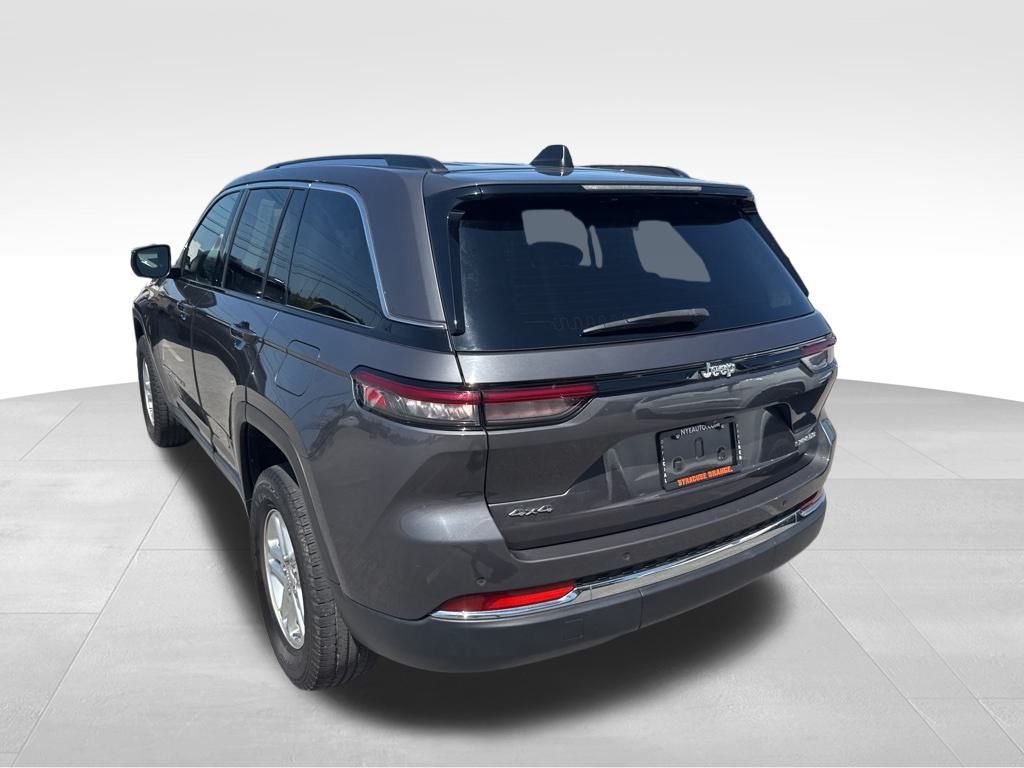 2023 Jeep Grand Cherokee Laredo photo 5