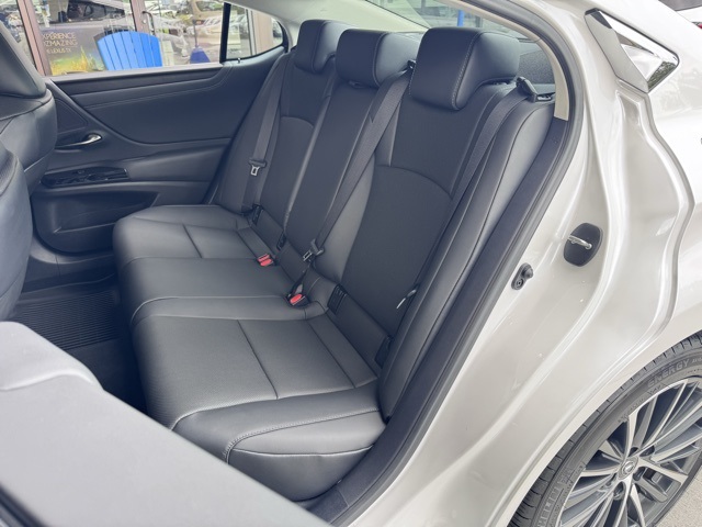 2025 Lexus ES 350 photo 17