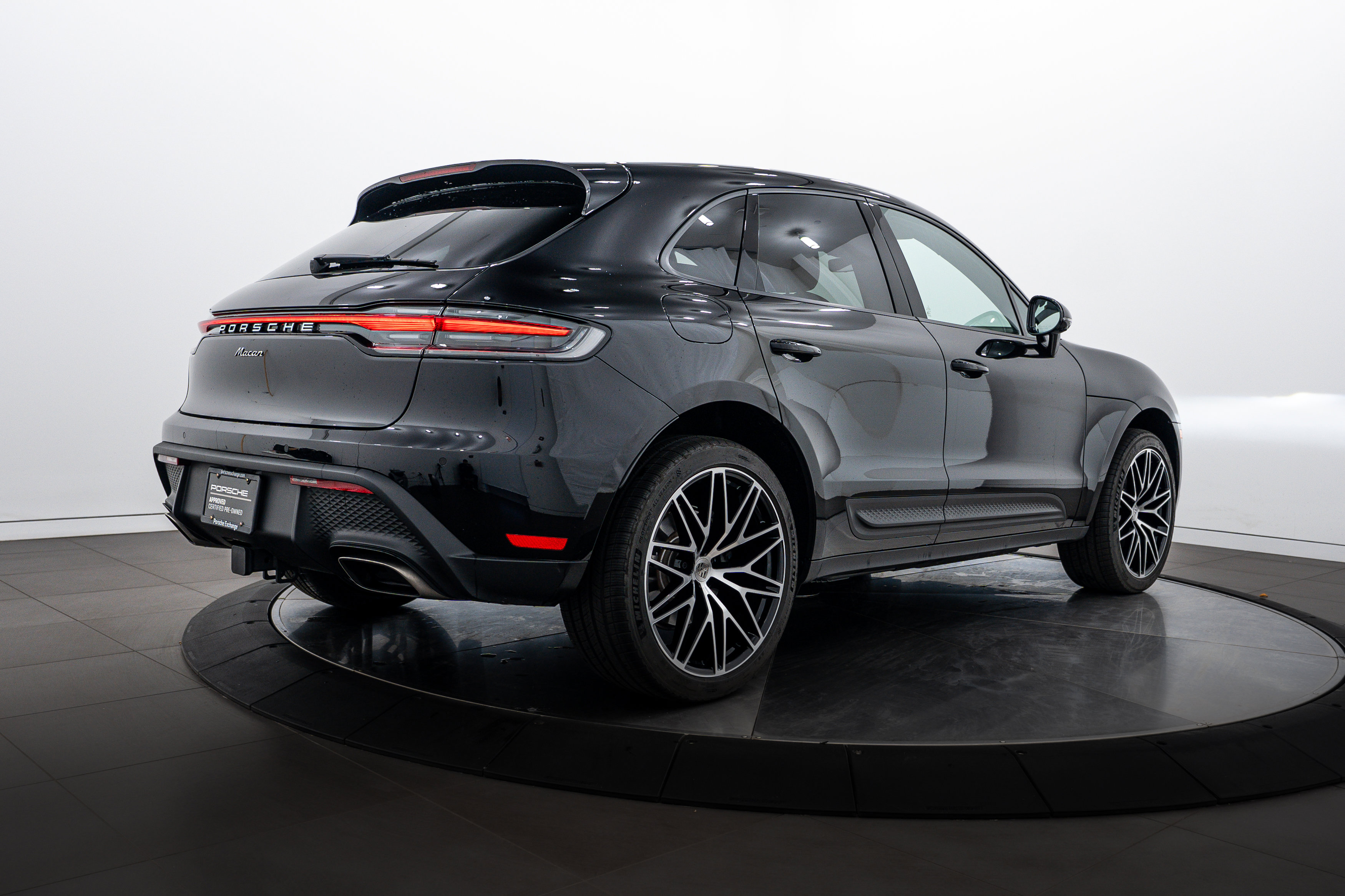 2025 Porsche Macan T photo 4