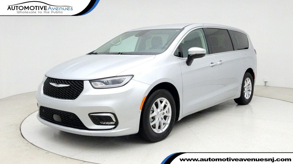 2023 Chrysler Pacifica Touring L's photo