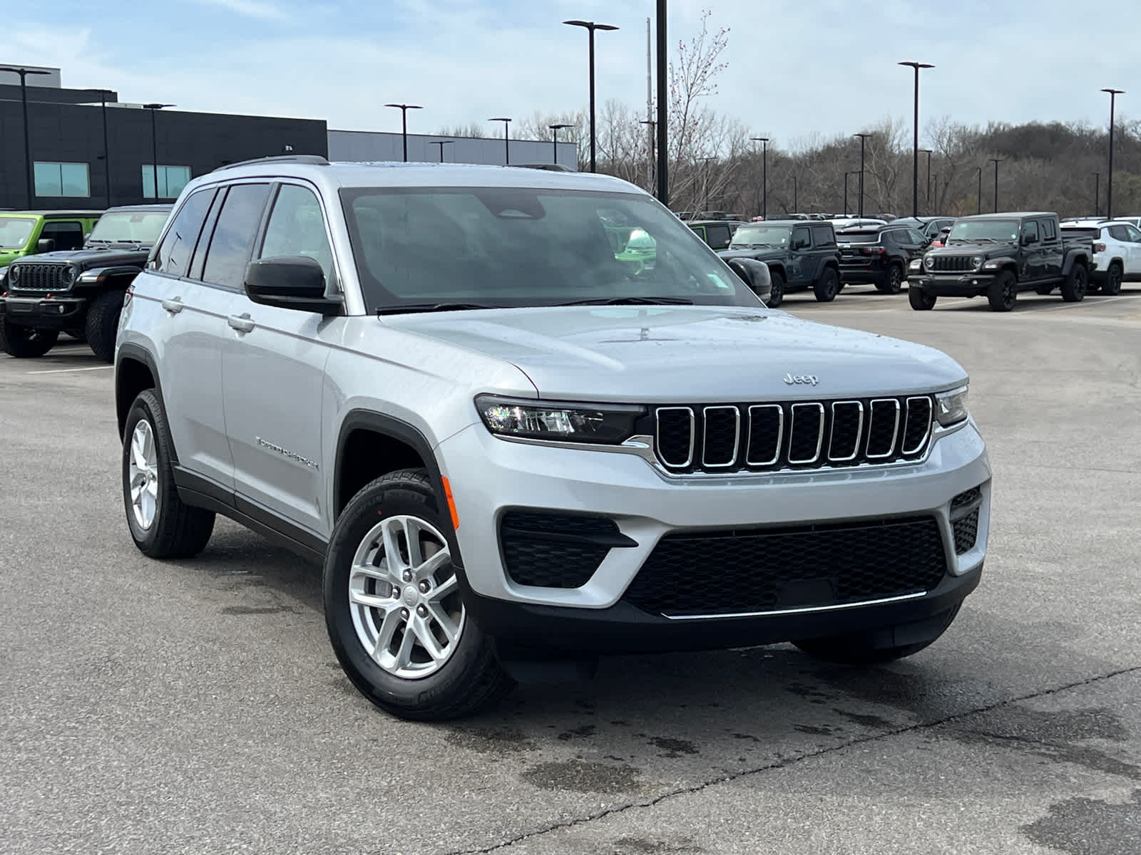 2025 Jeep Grand Cherokee Laredo X photo 2