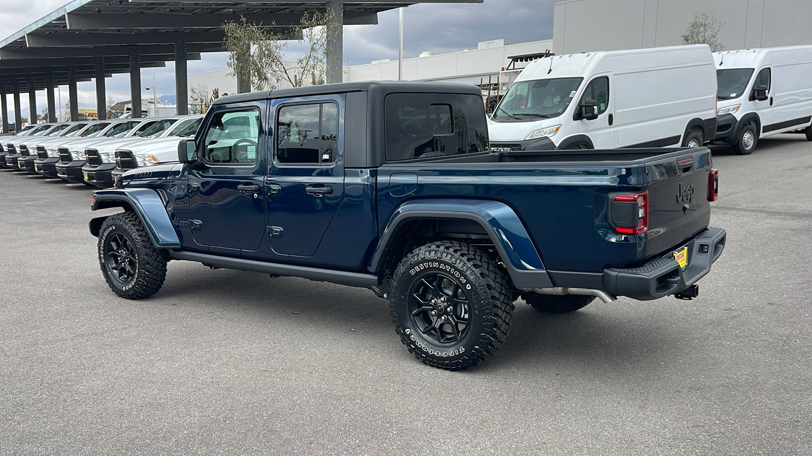 2025 Jeep Gladiator Willys photo 3