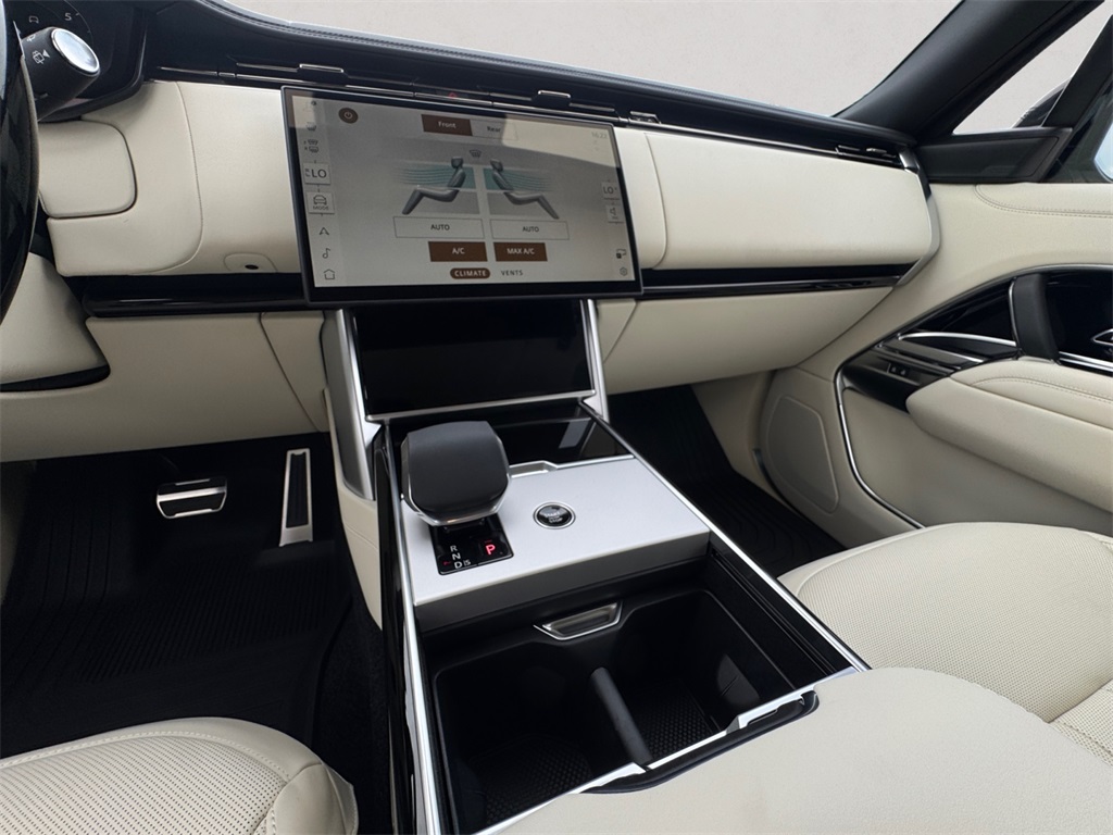 2025 Land Rover Range Rover SE photo 9