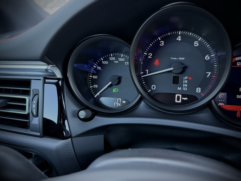 2025 Porsche Macan T photo 24