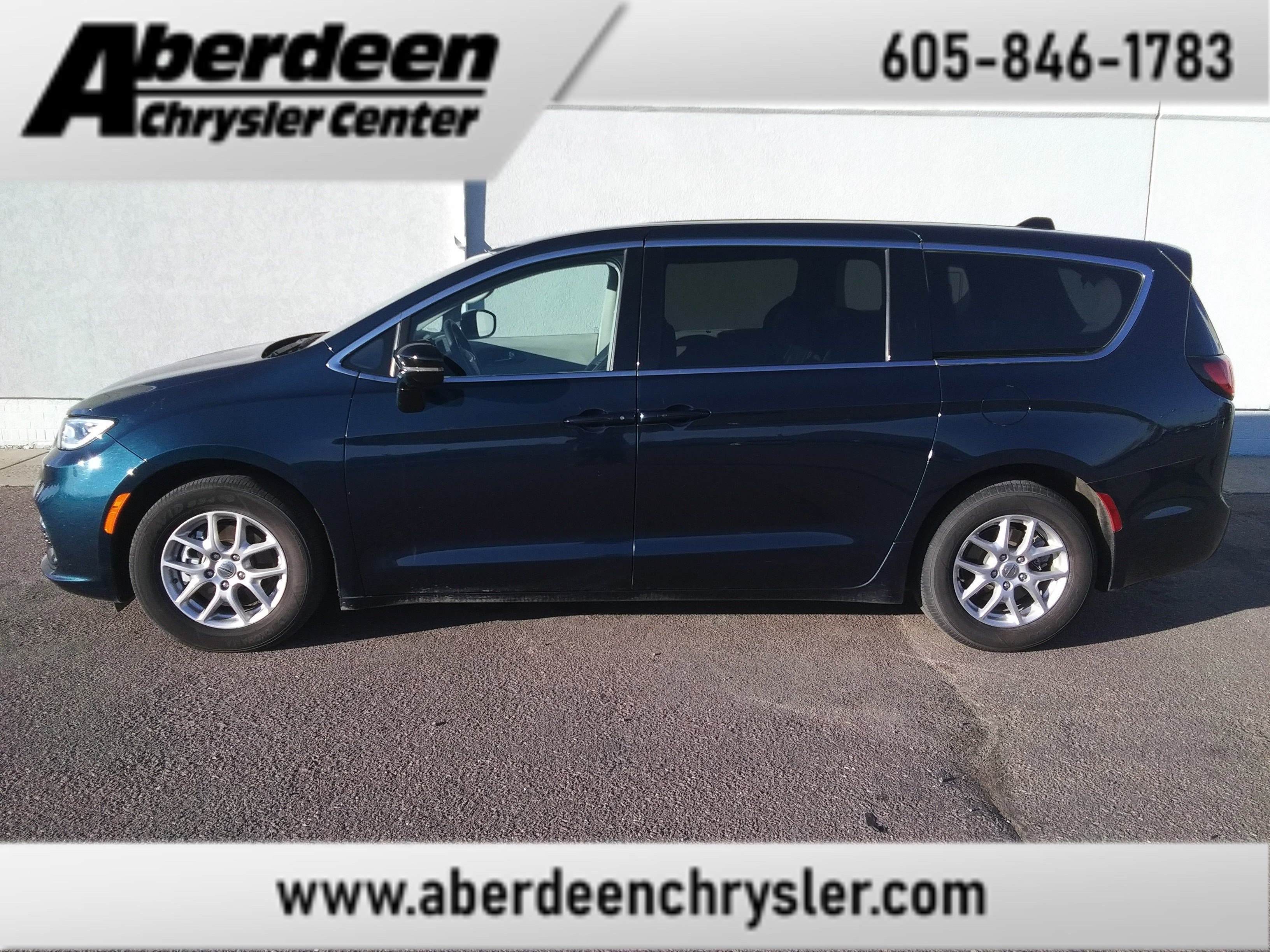 2024 Chrysler Pacifica Touring L's photo