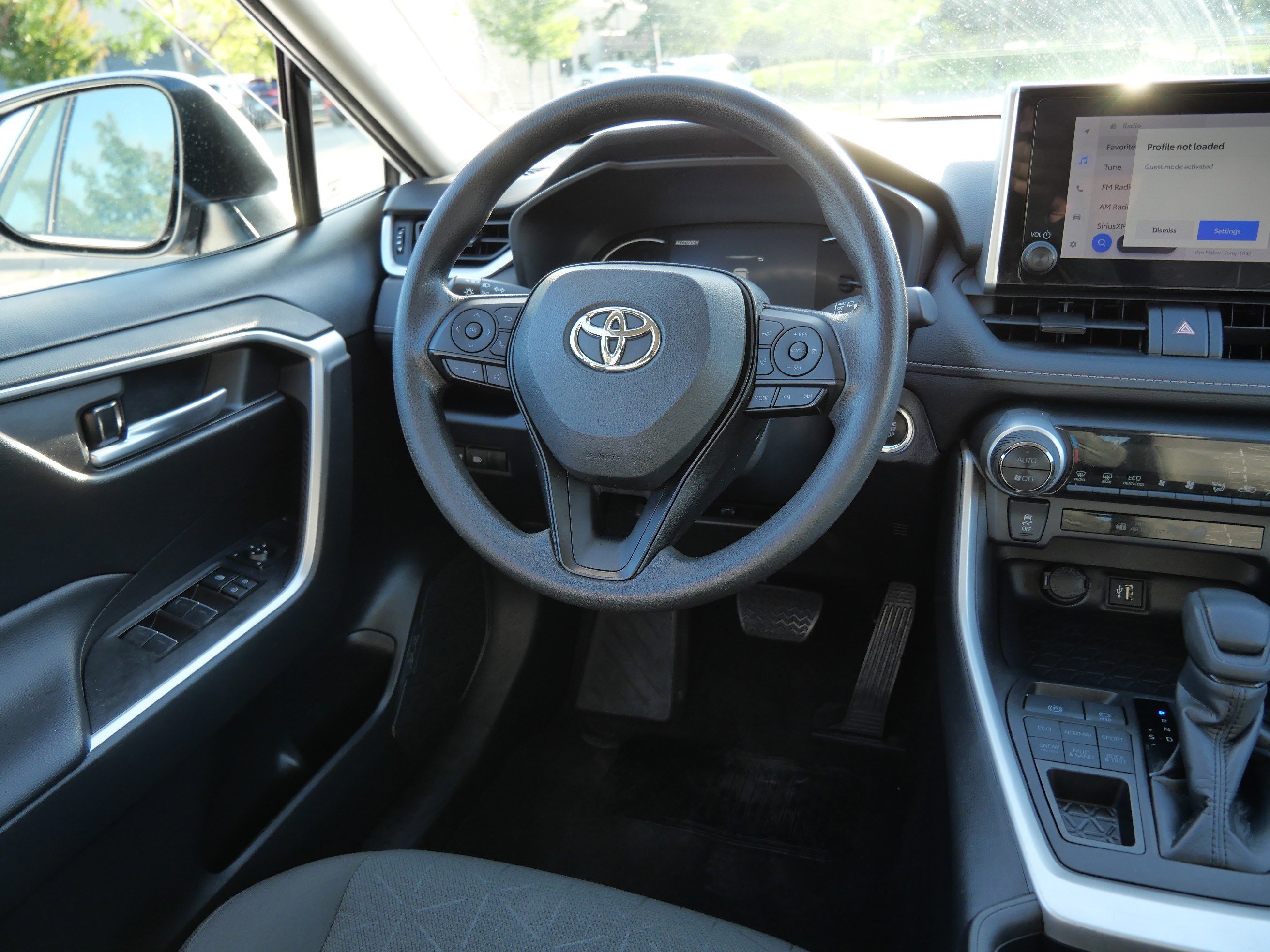 2023 Toyota RAV4 XLE photo 9