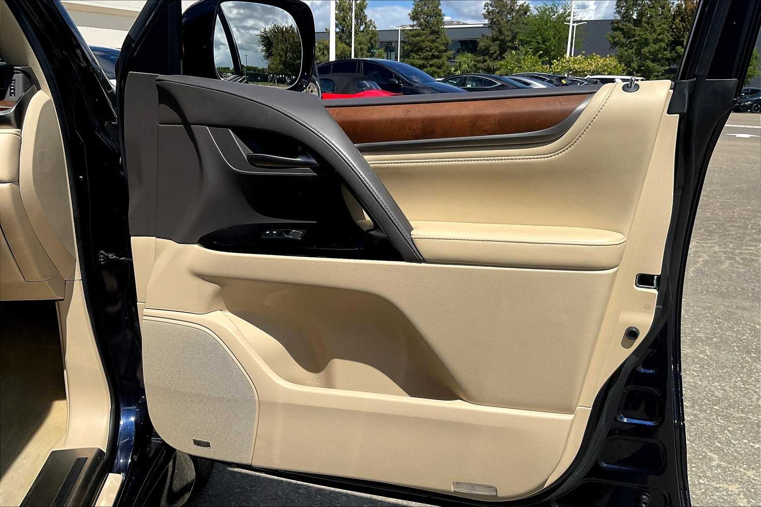 2017 Lexus LX 570 photo 19
