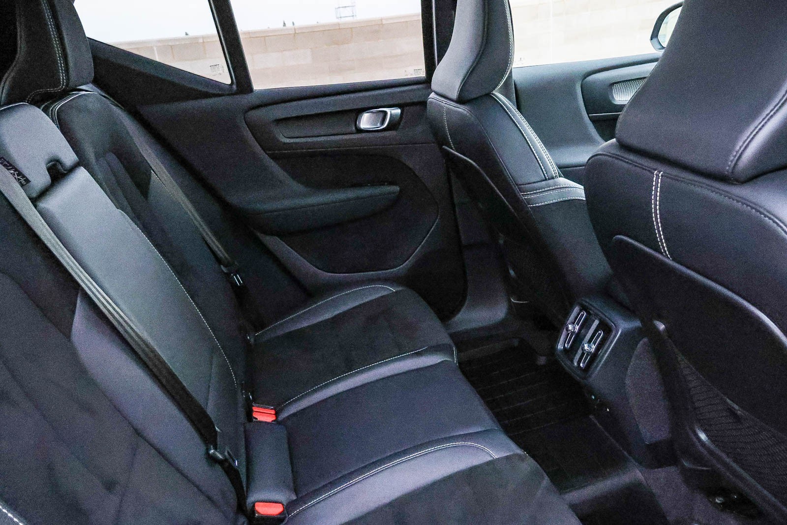 2022 Volvo XC40 R-Design photo 26