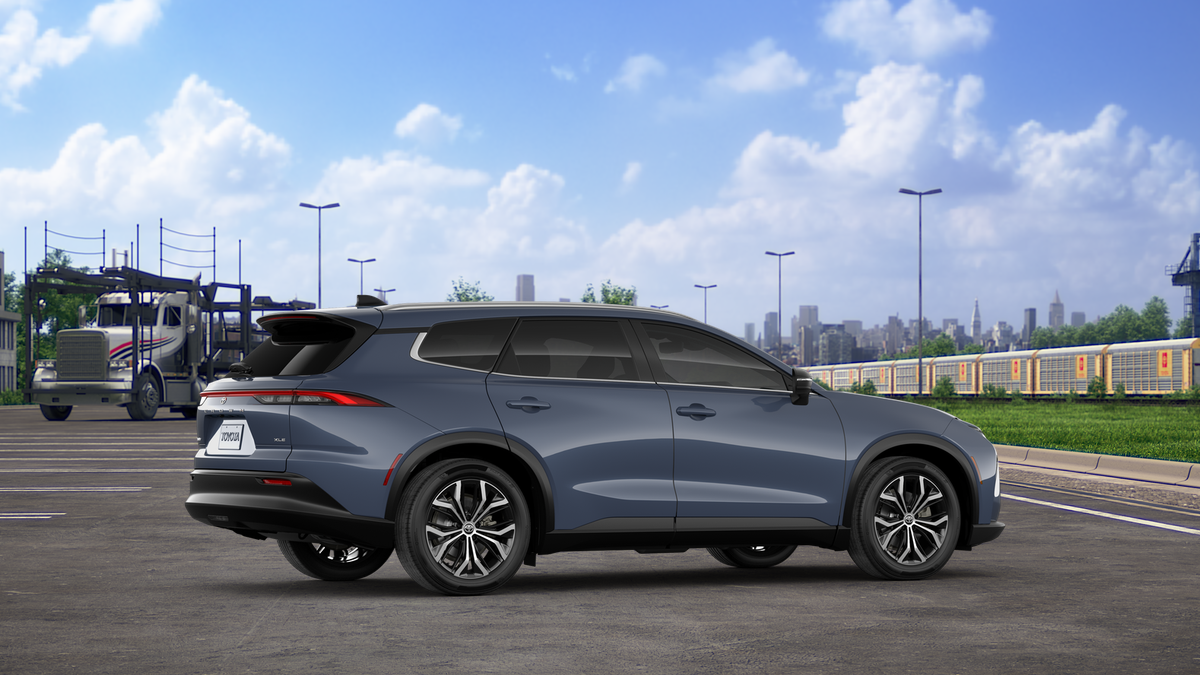 2025 Toyota Crown Signia XLE photo 8