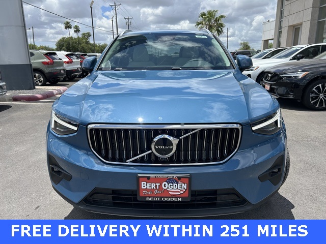 2025 Volvo XC40 AWD Plus photo 2