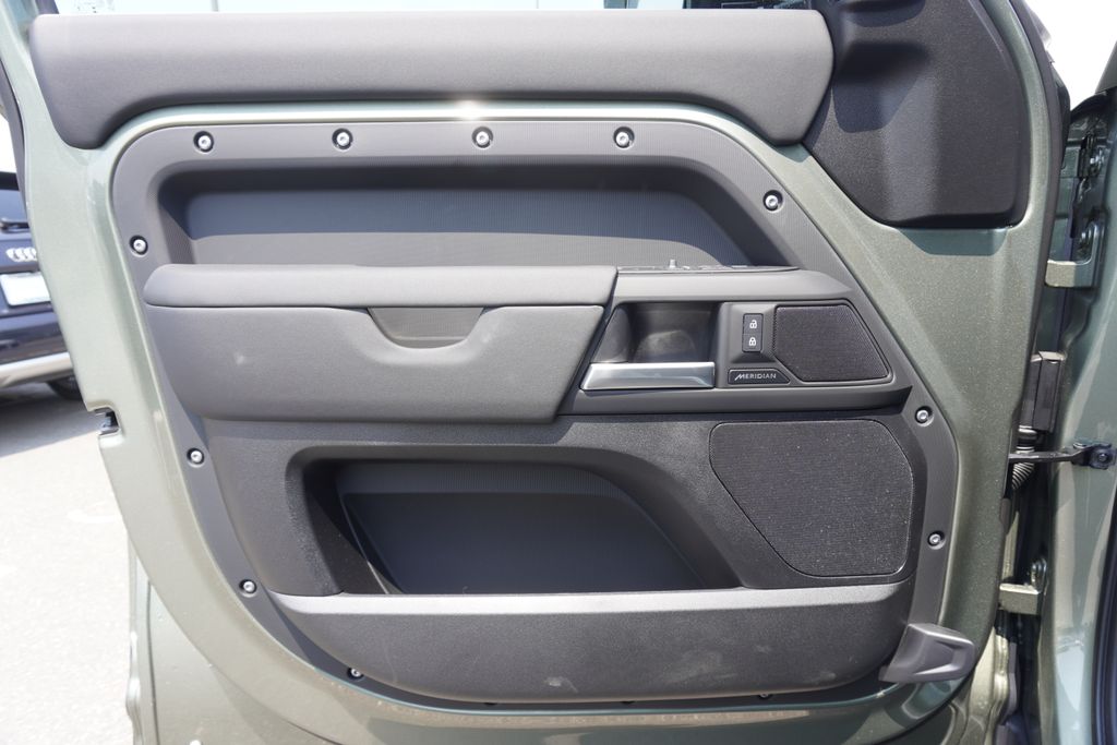 2025 Land Rover Defender 110 S photo 16