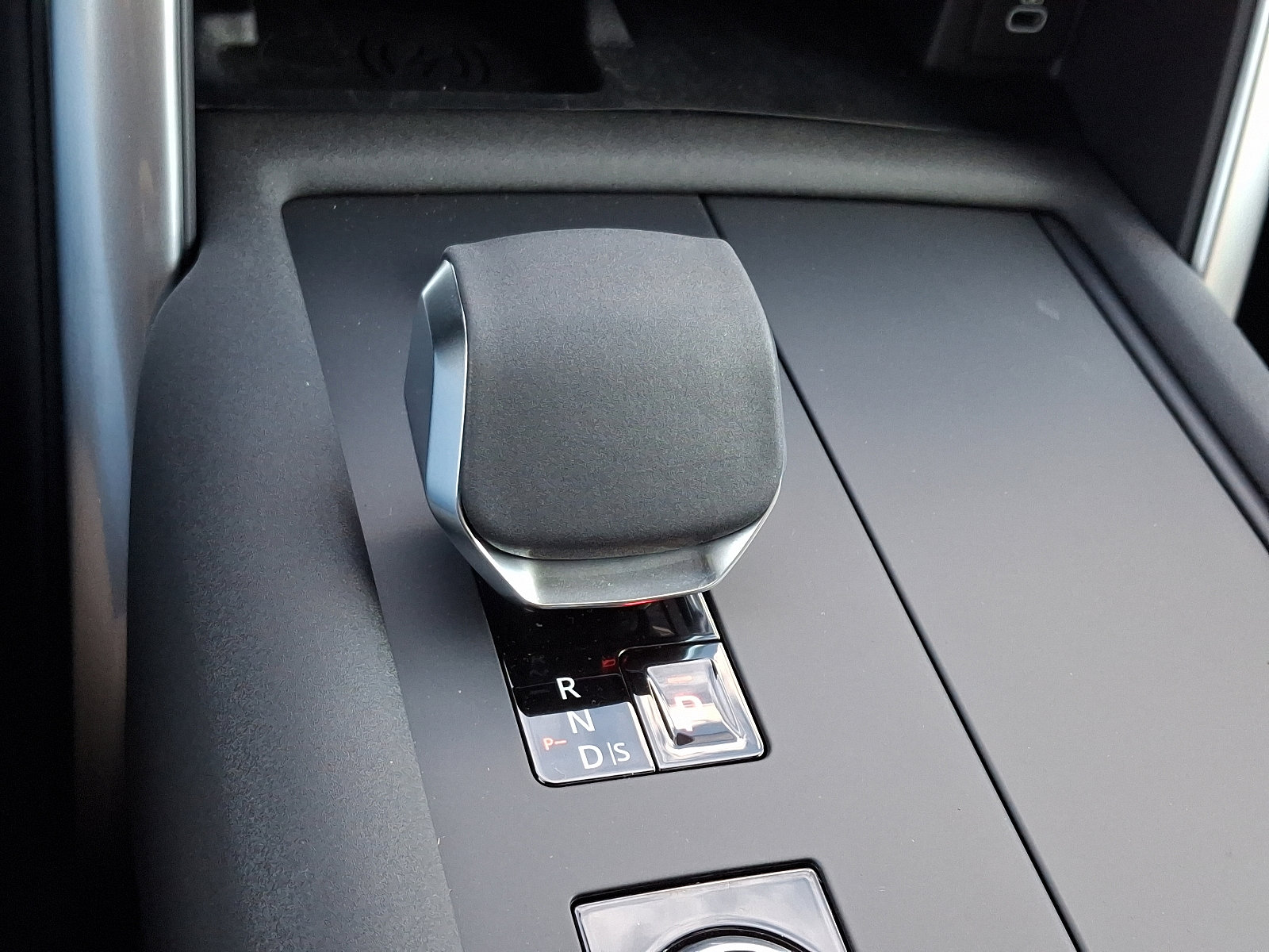2025 Land Rover Discovery SE photo 15