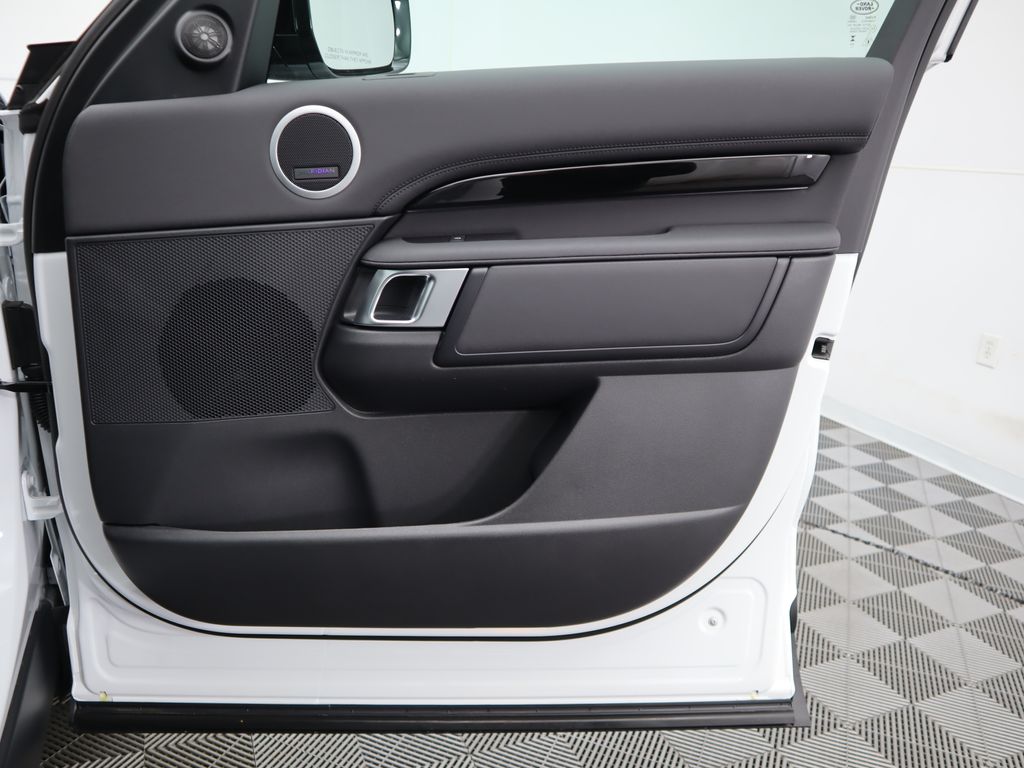 2025 Land Rover Discovery S photo 24