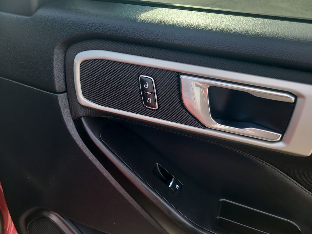 2020 Ford Explorer XLT photo 25