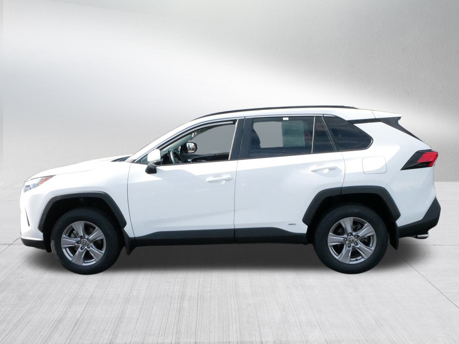 2022 Toyota RAV4 Hybrid XLE photo 4