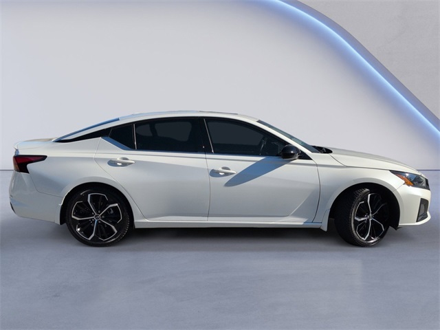 2023 Nissan Altima 2.5 SR photo 3