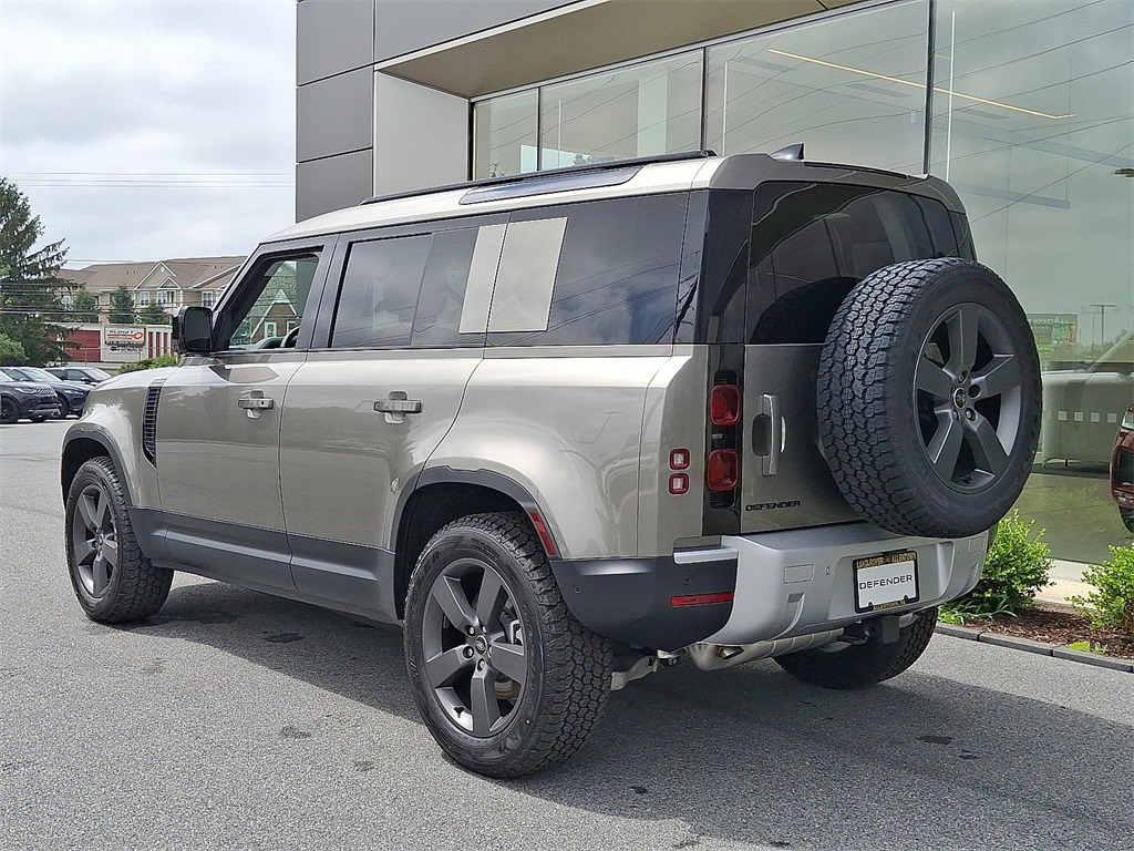 2025 Land Rover Defender 110 S photo 4