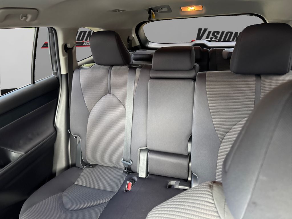2023 Toyota Highlander L photo 18