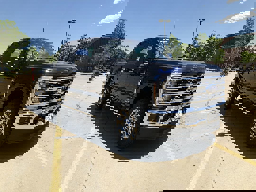 2025 Ford F-350 Lariat photo 2