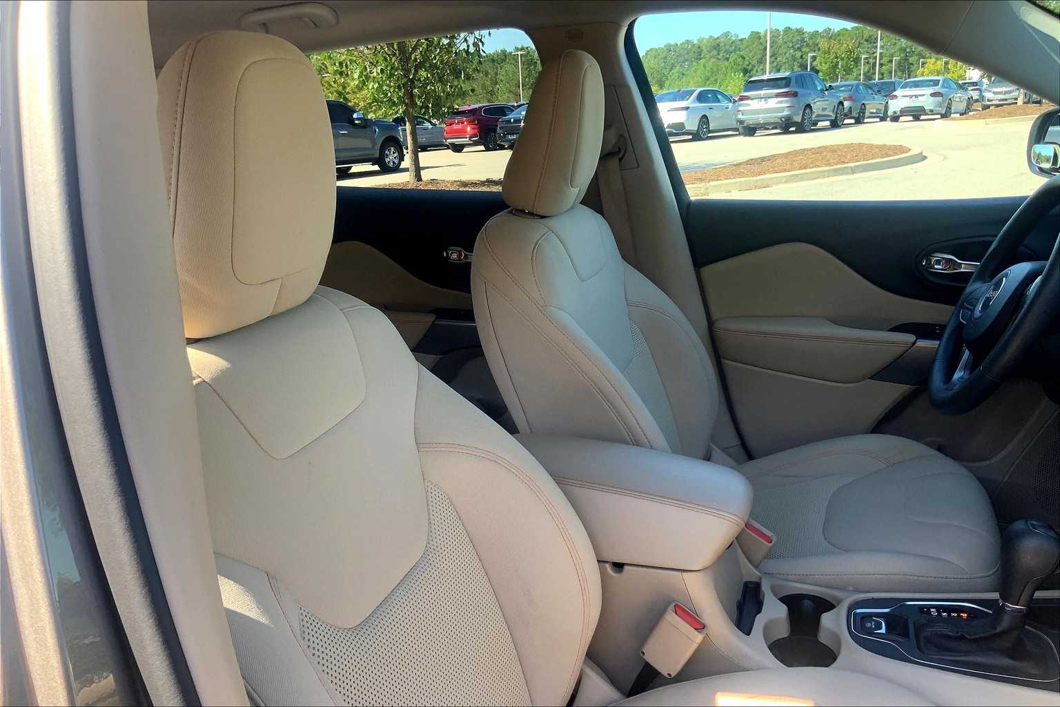 2020 Jeep Cherokee Latitude photo 8